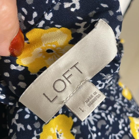 LOFT Navy and yellow Floral Top. Sz Large . NEW condition - Picture 4 of 5